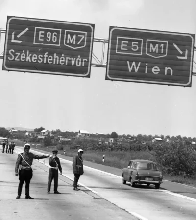 Közlekedési tábla 1972-ből