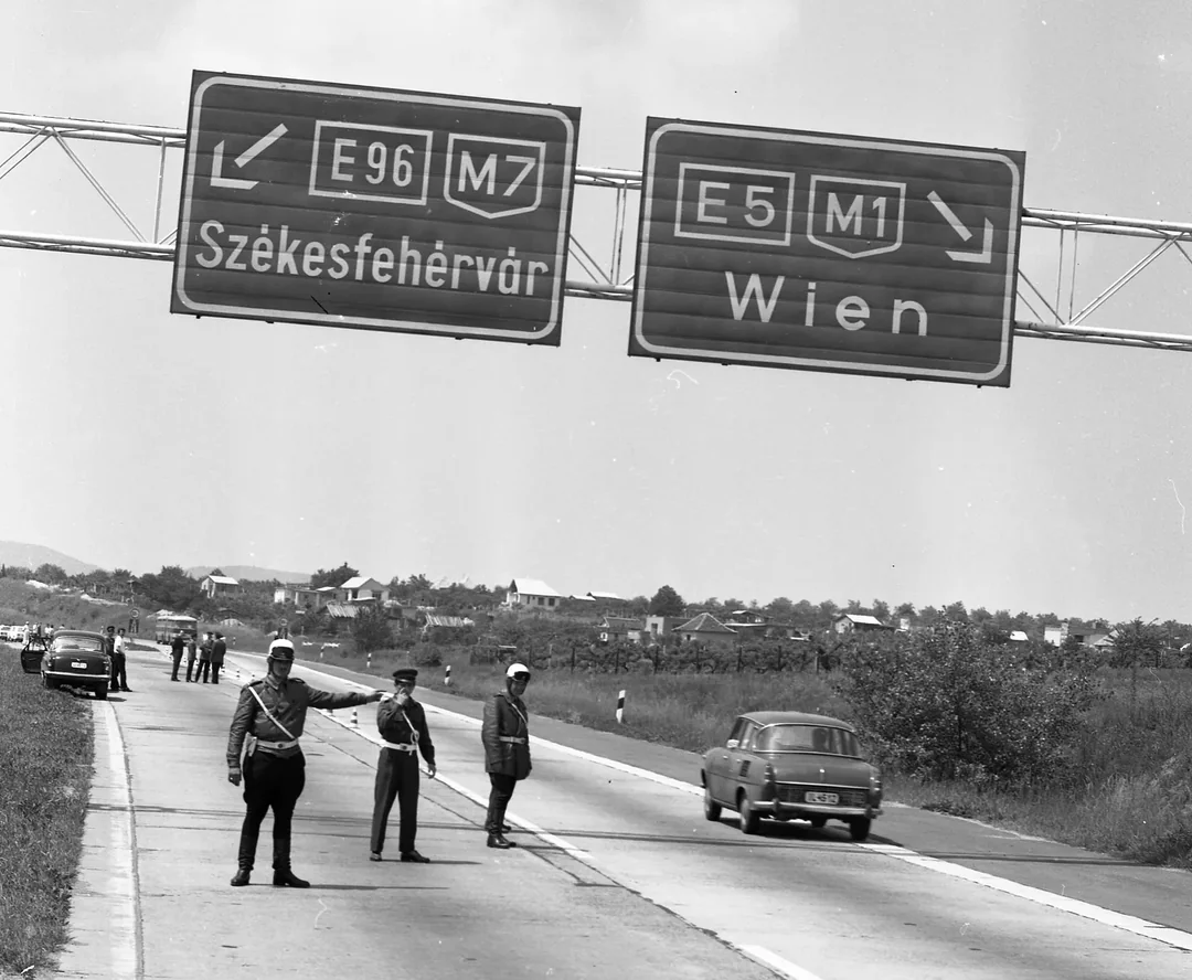 Közlekedési tábla 1972-ből
