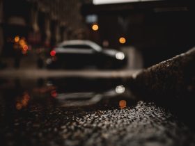 Éjszakai utcai parkolás: Milyen veszélyek fenyegetik az autónkat?