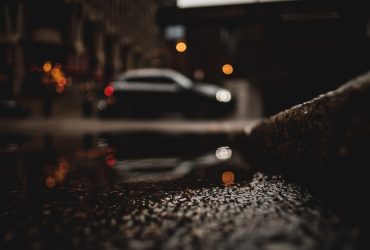 Éjszakai utcai parkolás: Milyen veszélyek fenyegetik az autónkat?