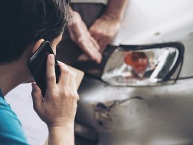 Férfi telefonál koccanás után.