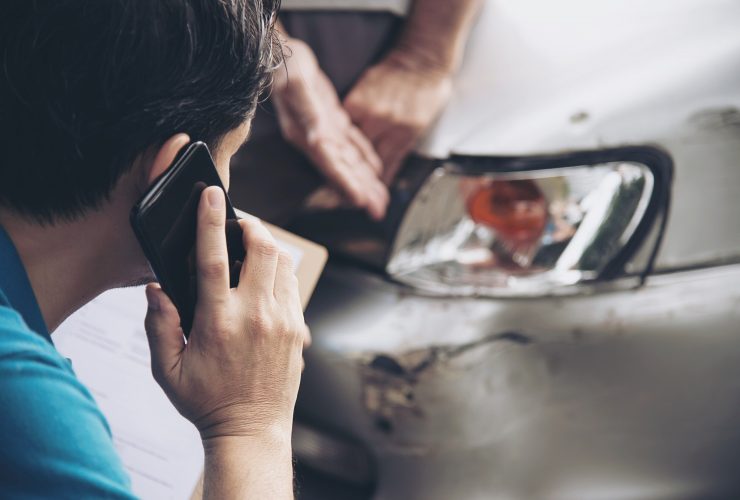 Férfi telefonál koccanás után.